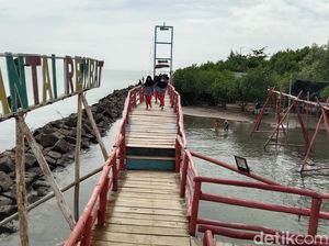 Abrasi dan Sampah di Balik Indahnya Wisata Pantai Rembat Indramayu
