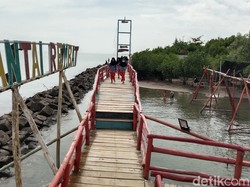 Abrasi dan Sampah di Balik Indahnya Wisata Pantai Rembat Indramayu