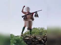 Viral Pemburu Telanjang Pamer Ayam Hutan Digantung di Kemaluan