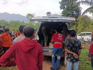 13 Jam Tertimbun Longsor, Penambang Emas di Aceh Dievakuasi 13 Jam Tertimbun Longsor, Penambang Emas di Aceh Dievakuasi
