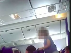 Penerbangan Liar 8 Jam, Bocah Enjot-enjotan di Meja Lipat Pesawat Penerbangan Liar 8 Jam, Bocah Enjot-enjotan di Meja Lipat Pesawat