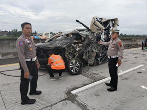 Identitas 3 Korban Tewas-2 Luka dalam Alphard Vs Truk di Tol Boyolali Identitas 3 Korban Tewas-2 Luka dalam Alphard Vs Truk di Tol Boyolali