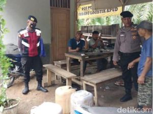 Polisi Sita Ratusan Liter Tuak dari Warung Warga Mukomuko Polisi Sita Ratusan Liter Tuak dari Warung Warga Mukomuko