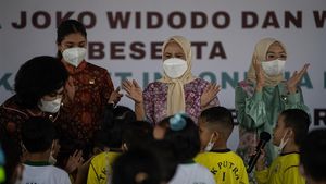 Momen Ibu Negara Bermain dengan Siswa PAUD di Palembang