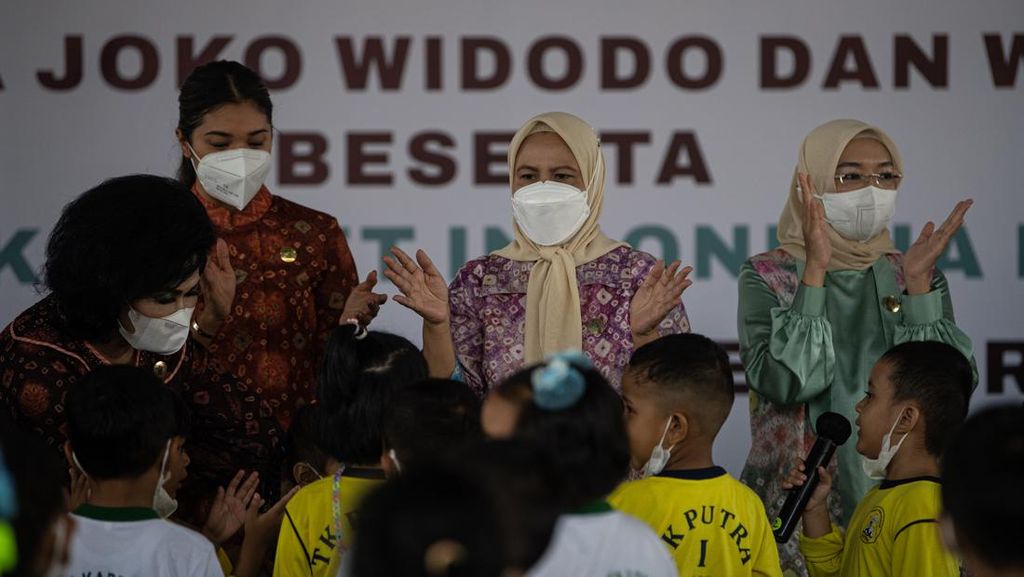 Momen Ibu Negara Bermain dengan Siswa PAUD di Palembang Momen Ibu Negara Bermain dengan Siswa PAUD di Palembang