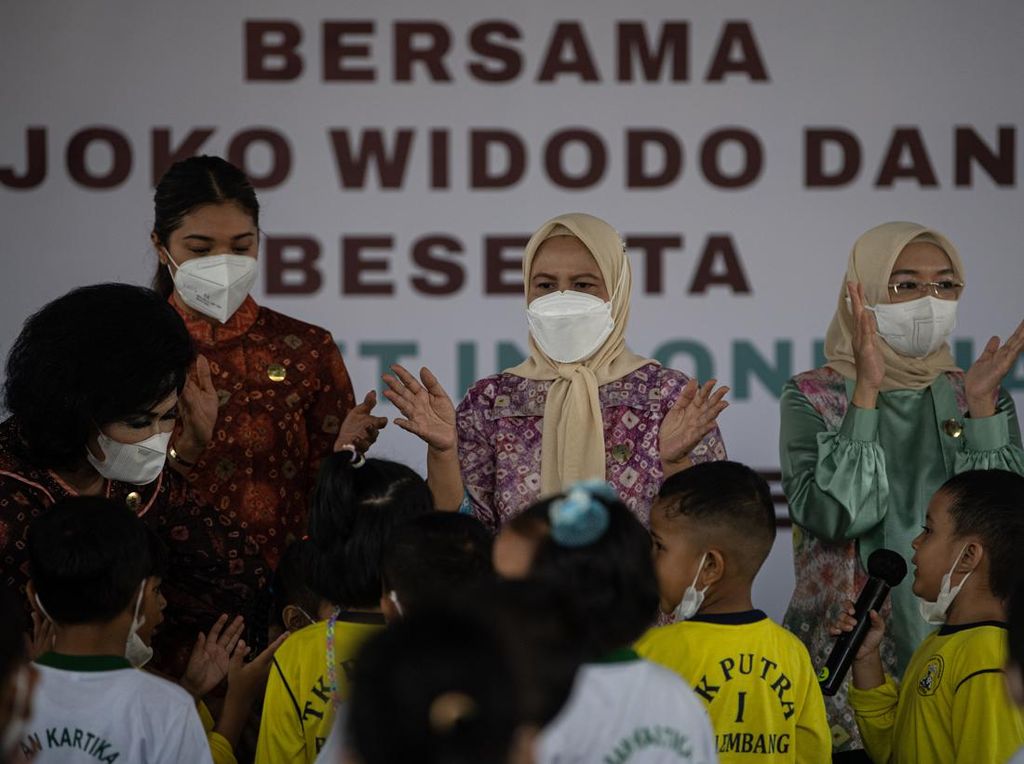 Momen Ibu Negara Bermain dengan Siswa PAUD di Palembang