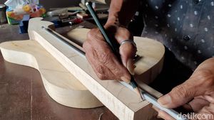 Mengintip Produksi Gitar Custom Milik Hadi Waluyo Sleman