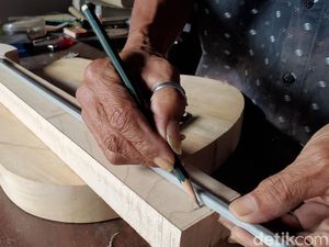 Mengintip Produksi Gitar Custom Milik Hadi Waluyo Sleman