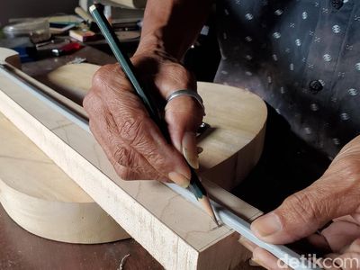 Mengintip Produksi Gitar Custom Milik Hadi Waluyo Sleman
