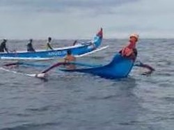Jukung Terbalik, 3 Nelayan di Tabanan Terombang-ambing di Laut