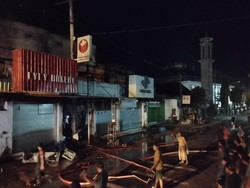 Pom Mini Terbakar Ludeskan Dua Ruko di Lamongan, Kerugian Lebih Rp 30 Juta