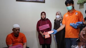 Momen Ayah Sadis Pembunuh Anak di Depok Tertunduk saat Rekonstruksi