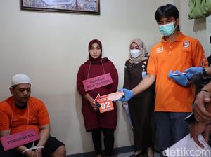 Momen Ayah Sadis Pembunuh Anak di Depok Tertunduk saat Rekonstruksi