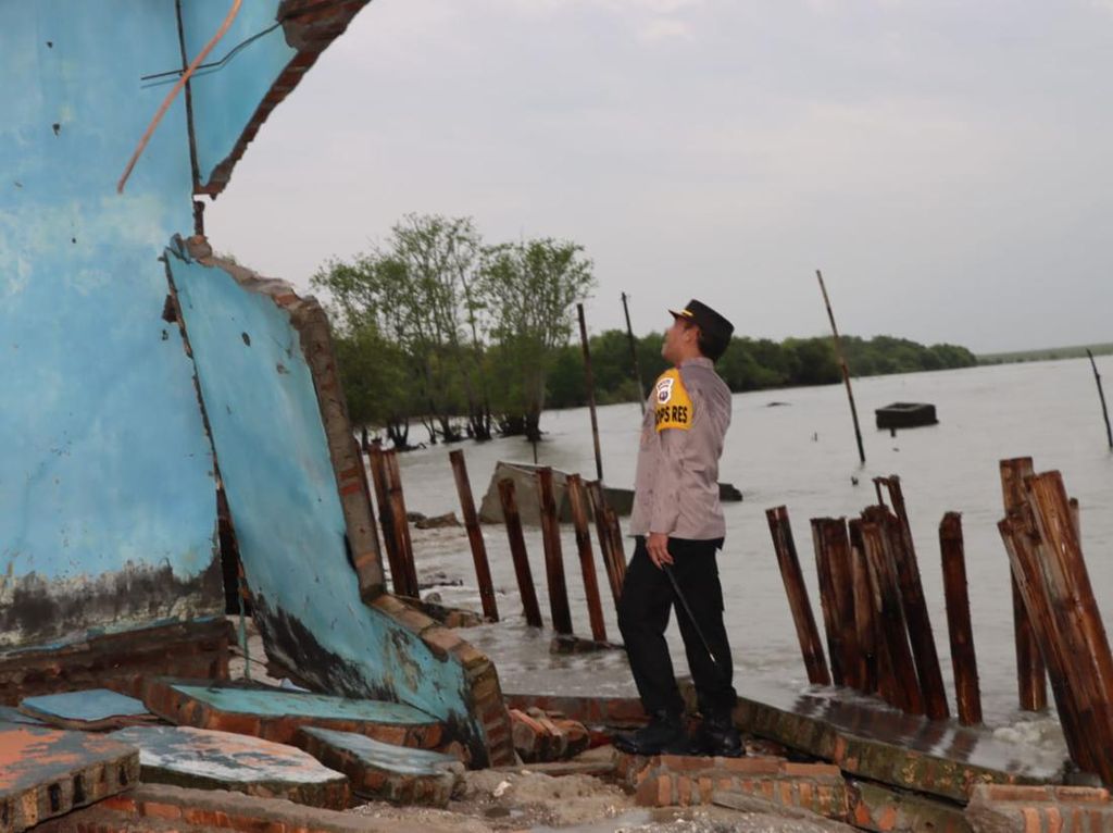 Dihantam Ombak, 11 Rumah Warga di Batu Bara Rusak Dihantam Ombak, 11 Rumah Warga di Batu Bara Rusak