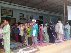 Galang Dana-Salat Gaib Siswa SD Bangkalan untuk Korban Gempa Cianjur