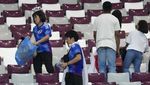 Salut! Suporter Jepang Punguti Sampah di Stadion Piala Dunia