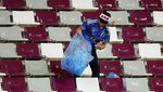 Salut! Suporter Jepang Punguti Sampah di Stadion Piala Dunia