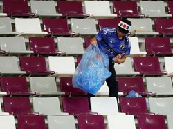 Gegara Ini Suporter Jepang Doyan Banget Bersih-bersih