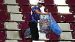 Salut! Suporter Jepang Punguti Sampah di Stadion Piala Dunia