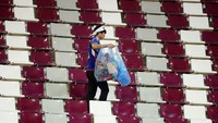 Aksi bersih-bersih stadion yang dilakukan fans Jepang ini berlanjut di Piala Dunia 2022. Sebelum laga melawan Jerman ini, para pendukung Jepang yang datang di Qatar telah melakukan aksi ini di opening ceremony. Para pendukung Jepang yang hadir di saat itu, tidak langsung pulang setelah opening ceremony selesai. Mereka tetap tinggal di stadion hingga laga Qatar vs Ekuador selesai. (Alex Grimm/Getty Images).