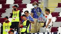 Kemenangan ini dirayakan dengan cara yang sangat bermartabat oleh para loyalis Jepang. Mereka memutuskan untuk memunguti sampah di Khalifa International Stadium seusai laga. (Alex Grimm/Getty Images).