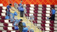 Pertama kali aksi terpuji ini ternotice publik di Piala Dunia 2014 silam. Pada saat itu para pendukung Jepang yang hadir di Brasil terlihat membersihkan sampah sesuai mendukung tim mereka bertanding. Yang membuat kagum lagi, para fans Jepang itu tetap melakukan kegiatan tersebut meski tim mereka kalah. (Alex Grimm/Getty Images).