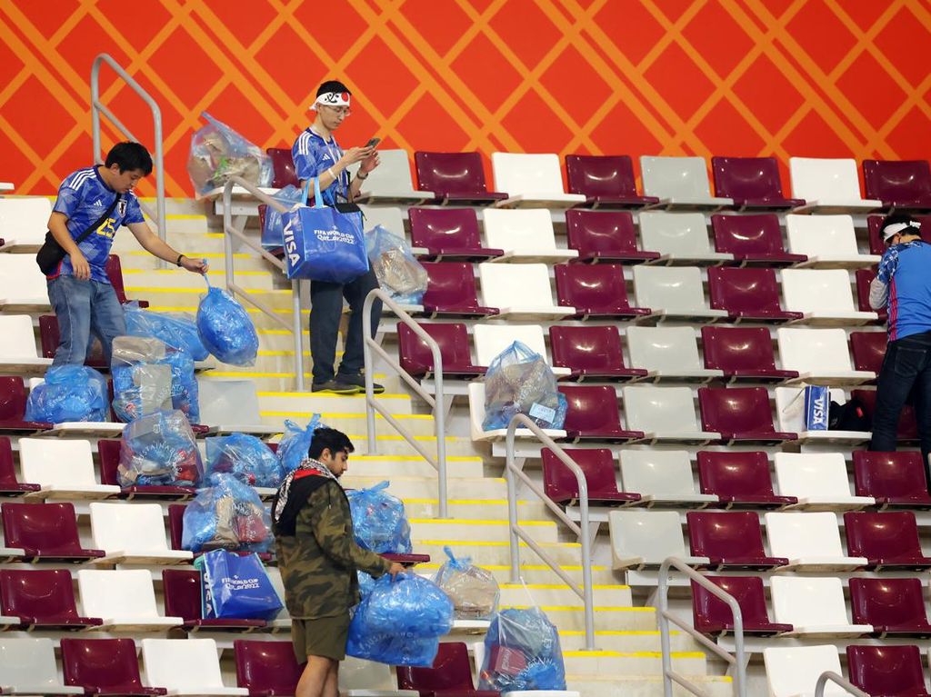 Salut! Suporter Jepang Punguti Sampah di Stadion Piala Dunia