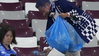 Pendukung timnas Jepang layak mendapatkan apresiasi setinggi langit. Pasalnya mereka melanjutkan tradisi memungut sampah mereka seusai pertandingan timnas Jepang melawan Jerman. (AP Photo/Eugene Hoshiko).