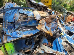 Angkot Hancur Lebur dan Cerita Jeritan Korban Gempa