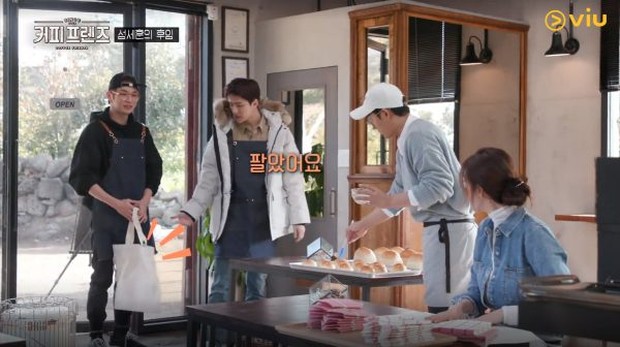 Sehun dan Kang Daniel di Coffee Friends/Foto: viu.com Sehun dan Kang Daniel di Coffee Friends