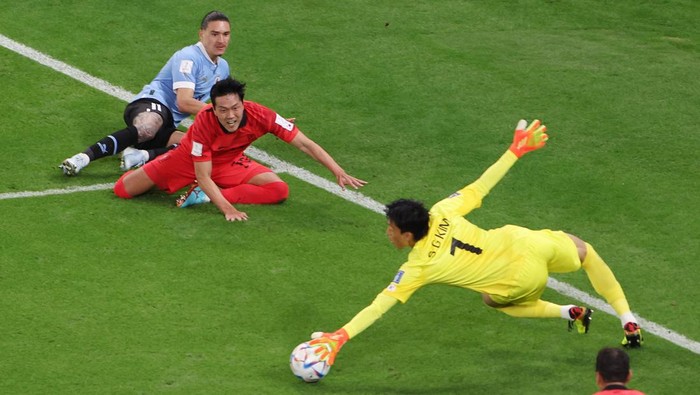Sengit! Uruguay Vs Korea Selatan Berakhir Imbang Tanpa Gol Soccer Football - FIFA World Cup Qatar 2022 - Group H - Uruguay v South Korea - Education City Stadium, Al Rayyan, Qatar - November 24, 2022 South Korea's Kim Seung-gyu makes a save REUTERS/Molly Darlington