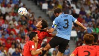 Usai restart, Uruguay dan Korea Selatan saling bergantian melancarkan serangan, namun belum menghasilkan gol. Reuters/Kai Pfaffenbach 