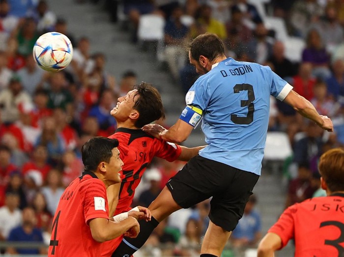 Soccer Football - FIFA World Cup Qatar 2022 - Group H - Uruguay v South Korea - Education City Stadium, Al Rayyan, Qatar - November 24, 2022  Uruguay's Diego Godin heads at goal REUTERS/Kai Pfaffenbach
