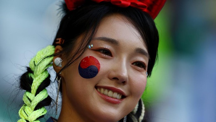 Senyum Manis Suporter Korea Selatan Soccer Football - FIFA World Cup Qatar 2022 - Group H - Uruguay v South Korea - Education City Stadium, Al Rayyan, Qatar - November 24, 2022 A South Korea fan before the match REUTERS/Bernadett Szabo