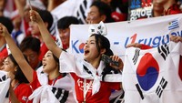 Sorak sorai dukungan para suporter wanita Korea Selatan ini pun membuat semarak tribun penonton. Reuters/Bernadett Szabo