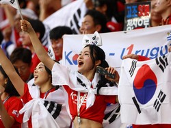 Sorak sorai dukungan para suporter wanita Korea Selatan ini pun membuat semarak tribun penonton. Reuters/Bernadett Szabo