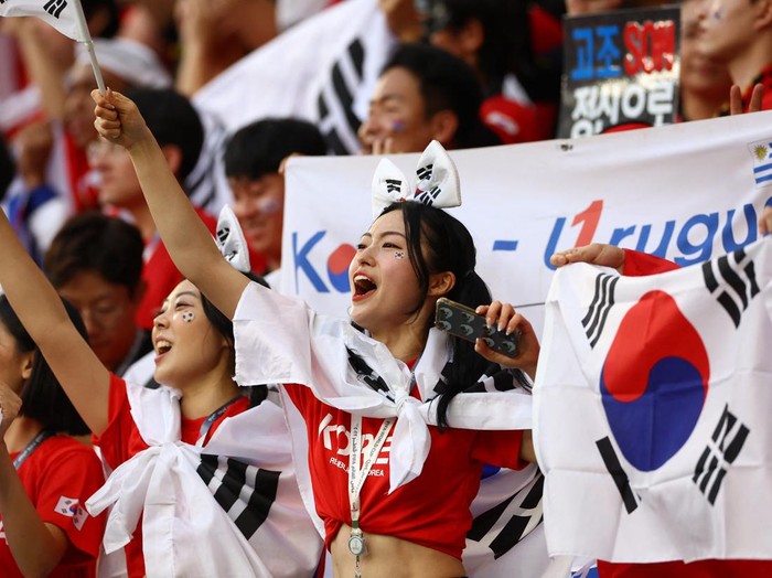 Soccer Football - FIFA World Cup Qatar 2022 - Group H - Uruguay v South Korea - Education City Stadium, Al Rayyan, Qatar - November 24, 2022  South Korea fans before the match REUTERS/Bernadett Szabo