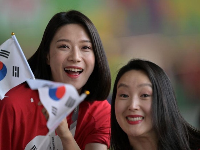 AL RAYYAN, QATAR - NOVEMBER 24: Fans of South Korea show their support ahead of FIFA World Cup Qatar 2022 Group H match between Uruguay and South Korea at Education City Stadium in Al Rayyan, Qatar on November 24, 2022. (Photo by Salih Zeki Fazlioglu/Anadolu Agency via Getty Images)