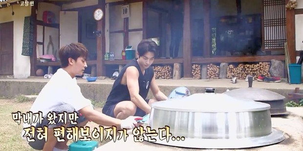 Son Ho Jun memasak bersama Nam Joo Hyuk/Foto: allkpop.com Son Ho Jun memasak bersama Nam Joo Hyuk