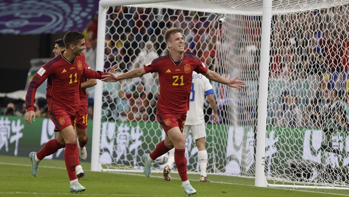 DOHA, QATAR - NOVEMBER 23: Ferran Torres and Dani Olmo of Spain celebrate the 1st goal for Spain during the FIFA World Cup Qatar 2022 Group E match between Spain and Costa Rica at Al Janoub Stadium on November 23, 2022 in the Doha, Qatar. (Photo by Richard Sellers/Getty Images)