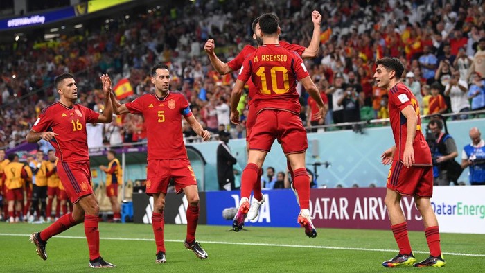 DOHA, QATAR - NOVEMBER 23: Marco Asensio of Spain celebrates with team mates after scoring during the FIFA World Cup Qatar 2022 Group E match between Spain and Costa Rica at Al Thumama Stadium on November 23, 2022 in Doha, Qatar. (Photo by Stu Forster/Getty Images)