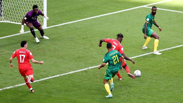 Soccer Football - FIFA World Cup Qatar 2022 - Group G - Switzerland v Cameroon - Al Janoub Stadium, Al Wakrah, Qatar - November 24, 2022 Switzerland's Breel Embolo scores their first goal REUTERS/Marko Djurica
