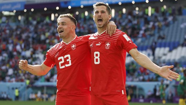 Swiss vs Kamerun di Piala Dunia 2022 Soccer Football - FIFA World Cup Qatar 2022 - Group G - Switzerland v Cameroon - Al Janoub Stadium, Al Wakrah, Qatar - November 24, 2022 Switzerland's Xherdan Shaqiri and Remo Freuler celebrate after teammate Breel Embolo scores their first goal REUTERS/Suhaib Salem