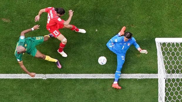 Soccer Football - FIFA World Cup Qatar 2022 - Group G - Switzerland v Cameroon - Al Janoub Stadium, Al Wakrah, Qatar - November 24, 2022 Switzerland's Yann Sommer and Ricardo Rodriguez in action with Cameroon's Eric Maxim Choupo-Moting REUTERS/Hannah Mckay