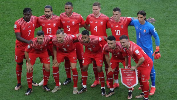 Soccer Football - FIFA World Cup Qatar 2022 - Group G - Switzerland v Cameroon - Al Janoub Stadium, Al Wakrah, Qatar - November 24, 2022 Switzerland players pose for a team group photo before the match REUTERS/Marko Djurica
