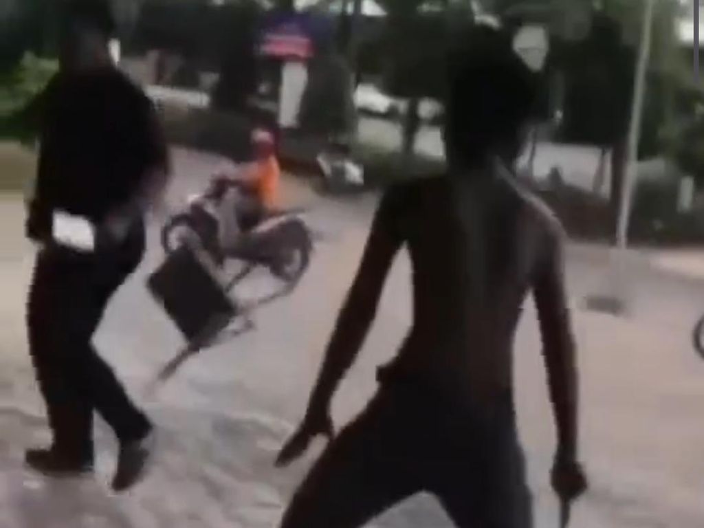 Viral, Pria Saling Bacok dengan Pisau Daging di Tanjungpinang