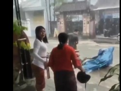 Hujan Deras, Pemotor Jatuh-Tembok Sekolah di Klungkung Roboh