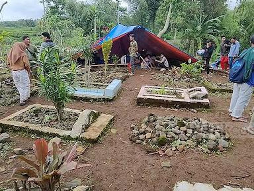Meski Diselimuti Ketakutan, Warga Cianjur Terpaksa Ngungsi di Kuburan
