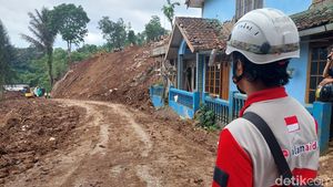 Material Longsor yang Tutup Jalan Cugenang-Cipanas Dibersihkan