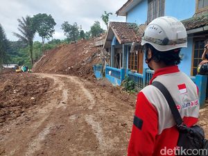 Material Longsor yang Tutup Jalan Cugenang-Cipanas Dibersihkan
